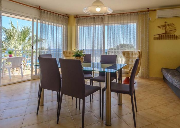 apartamentos-turisticos-playa-apartamento-13-comedor-mesa